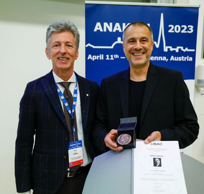 Prof. Rudolf Krska (left), President of the ASAC, hands the Pregl Medal to Prof. Boris Mizaikoff